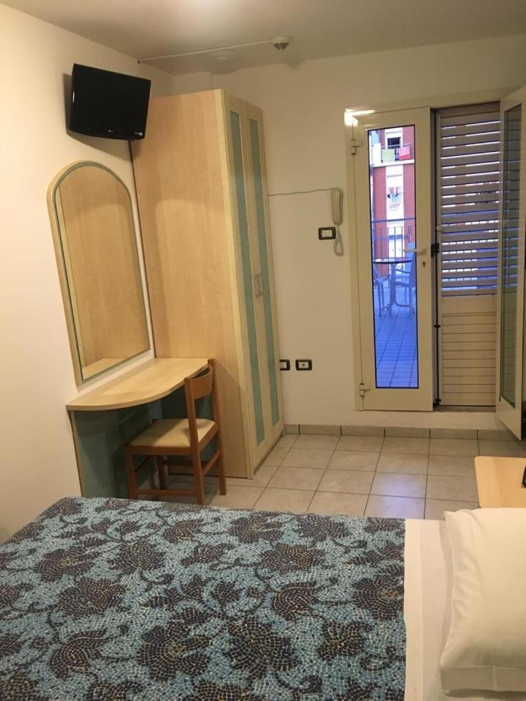 Hotel Romantico Gabicce Mare Room photo